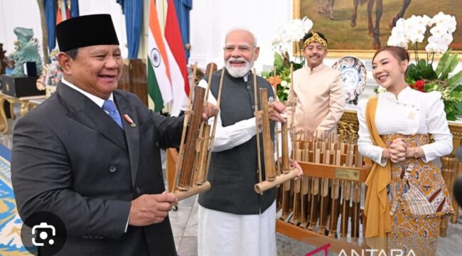 Muhibah sahabat lama dari India kembali terjadi di Indonesia. PM Narendra Modi melakulan kunjungan persahabatan ke Indonesia, mendapat suguhan dan buah tangan angklung. Foto: setneg