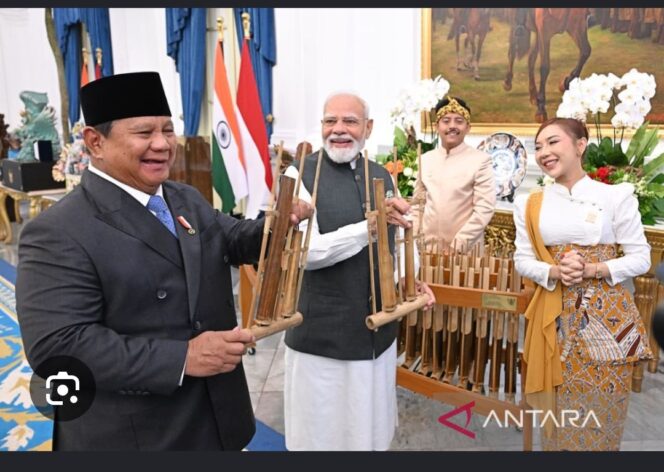 
					Muhibah sahabat lama dari India kembali terjadi di Indonesia. PM Narendra Modi melakulan kunjungan persahabatan ke Indonesia, mendapat suguhan dan buah tangan angklung. Foto: setneg