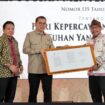 Menteri Kebudayaan Fadlizon menyerahkan SK penetapan 13 Juli setiap tahun sebagai Hari Kepercayaan Kepada Tuhan yang Mahaesa. Foto: ist