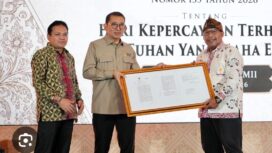 Menteri Kebudayaan Fadlizon menyerahkan SK penetapan 13 Juli setiap tahun sebagai Hari Kepercayaan Kepada Tuhan yang Mahaesa. Foto: ist