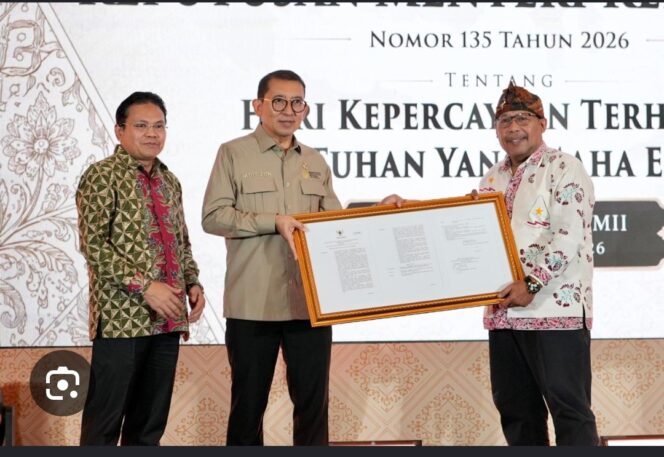
					Menteri Kebudayaan Fadlizon menyerahkan SK penetapan 13 Juli setiap tahun sebagai Hari Kepercayaan Kepada Tuhan yang Mahaesa. Foto: ist