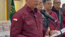 Asisten Tindak Pidana Khusus (Aspidsus) Kejati Kaltim, Gusti Hamdani, menggelar konferensi pers di kantor Kejaksaan Tinggi Kalimantan Timur di Samarinda, Rabu, 8 Juli 2026. Foto: selasar.co