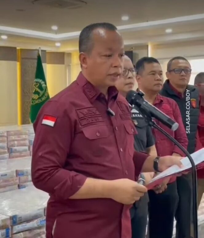 
					Asisten Tindak Pidana Khusus (Aspidsus) Kejati Kaltim, Gusti Hamdani, menggelar konferensi pers di kantor Kejaksaan Tinggi Kalimantan Timur di Samarinda, Rabu, 8 Juli 2026. Foto: selasar.co