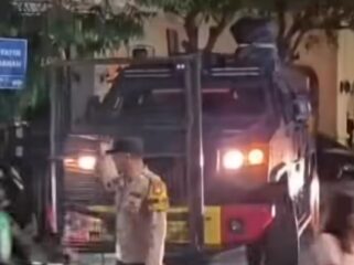 Bukan penggeledahan biasa, Polisi mengerahkan pasukan brimob dan rantis saat menggeledah kafe diduga milik Jampidus Febrie Ardiansyah, Rabh, 8 Juli 2026. Foto: ist