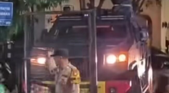 Bukan penggeledahan biasa, Polisi mengerahkan pasukan brimob dan rantis saat menggeledah kafe diduga milik Jampidus Febrie Ardiansyah, Rabh, 8 Juli 2026. Foto: ist