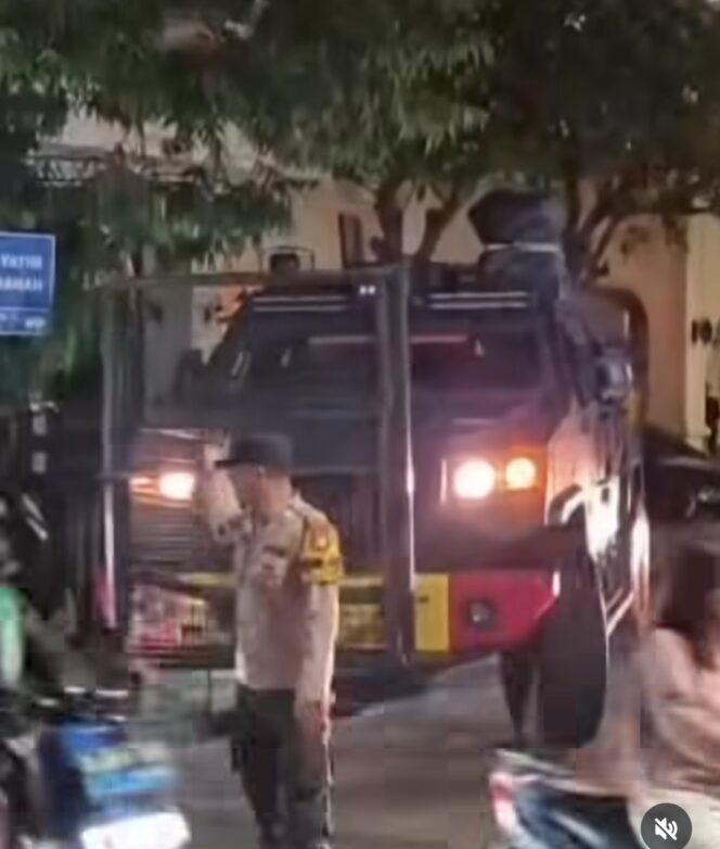 
					Bukan penggeledahan biasa, Polisi mengerahkan pasukan brimob dan rantis saat menggeledah kafe diduga milik Jampidus Febrie Ardiansyah, Rabh, 8 Juli 2026. Foto: ist