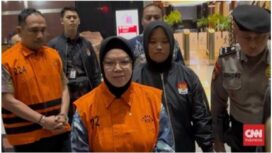 KPK menahan Bupati Sukoharjo, Etik Suryani dalam sebuah operasi tangkap tangan. Foto: cnn
