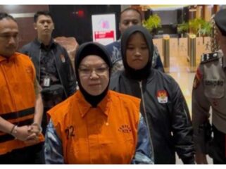 KPK menahan Bupati Sukoharjo, Etik Suryani dalam sebuah operasi tangkap tangan. Foto: cnn