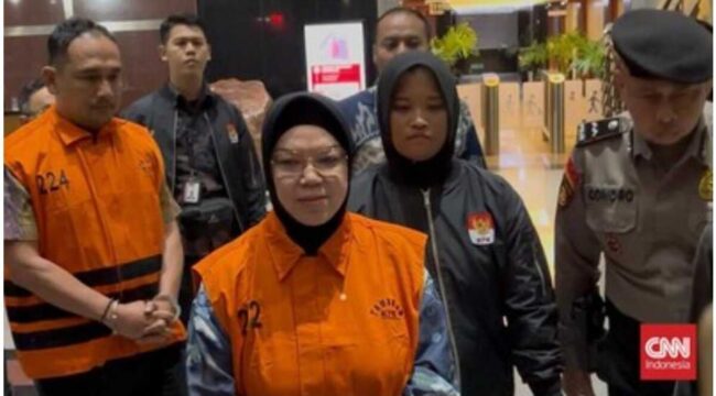 KPK menahan Bupati Sukoharjo, Etik Suryani dalam sebuah operasi tangkap tangan. Foto: cnn