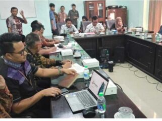 Rapat dengar pendapat di Komisi B DPRD Jombang mengundang kepala BUMD Bank Jombang, tekait utang Mbah Ngatini. Foto: beritabangsa.id