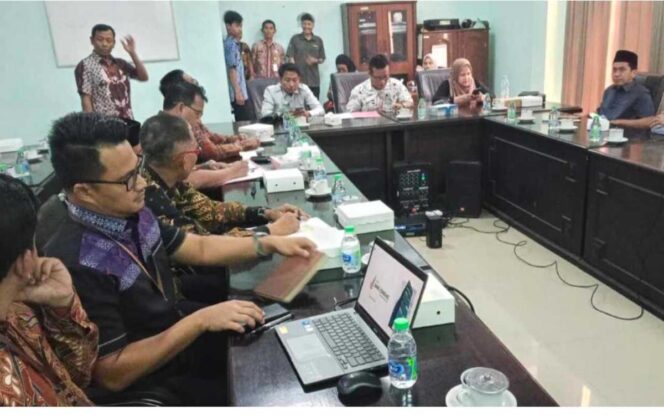 
					Rapat dengar pendapat di Komisi B DPRD Jombang mengundang kepala BUMD Bank Jombang, tekait utang Mbah Ngatini. Foto: beritabangsa.id
