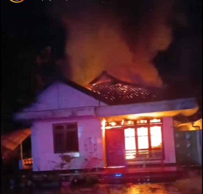 
					Rumah Nenek Aida di Ploso Ludes Terbakar, 6 Ekor Anjing Tewas Terpanggang