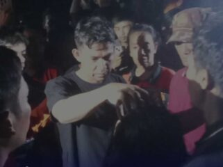 Setelah 9 jam dalam pencarian H Syamsuddin hilang di hutan Loa Janan, Samarinda, tiba muncul di tengah kerumunan warga yang mencarinya, Minggu dinihari sekitar pukul 00.30 WIB, 12 Juli 2026. Fito: instagram@beritaterkinismr