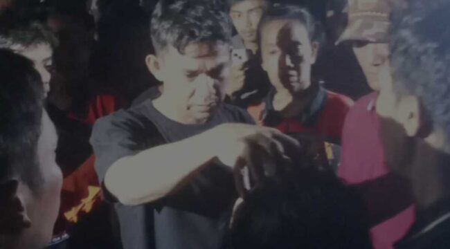 Setelah 9 jam dalam pencarian H Syamsuddin hilang di hutan Loa Janan, Samarinda, tiba muncul di tengah kerumunan warga yang mencarinya, Minggu dinihari sekitar pukul 00.30 WIB, 12 Juli 2026. Fito: instagram@beritaterkinismr