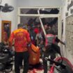 Petugad melakukan evekuasi korban meninggal dunia di sebuah Salon kecantikan di Kintelan, Puri, Mojokerto, dalam kecelakaan tunggal, Minggu dini haru, 12 Juli 2026. Foto: instagram@ruangkabarpublik