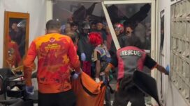 Petugad melakukan evekuasi korban meninggal dunia di sebuah Salon kecantikan di Kintelan, Puri, Mojokerto, dalam kecelakaan tunggal, Minggu dini haru, 12 Juli 2026. Foto: instagram@ruangkabarpublik