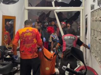 Petugad melakukan evekuasi korban meninggal dunia di sebuah Salon kecantikan di Kintelan, Puri, Mojokerto, dalam kecelakaan tunggal, Minggu dini haru, 12 Juli 2026. Foto: instagram@ruangkabarpublik