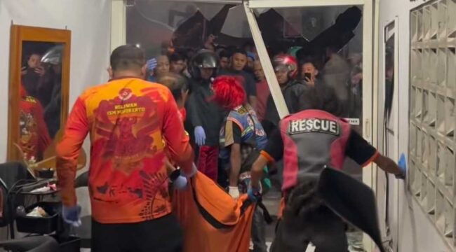 Petugad melakukan evekuasi korban meninggal dunia di sebuah Salon kecantikan di Kintelan, Puri, Mojokerto, dalam kecelakaan tunggal, Minggu dini haru, 12 Juli 2026. Foto: instagram@ruangkabarpublik