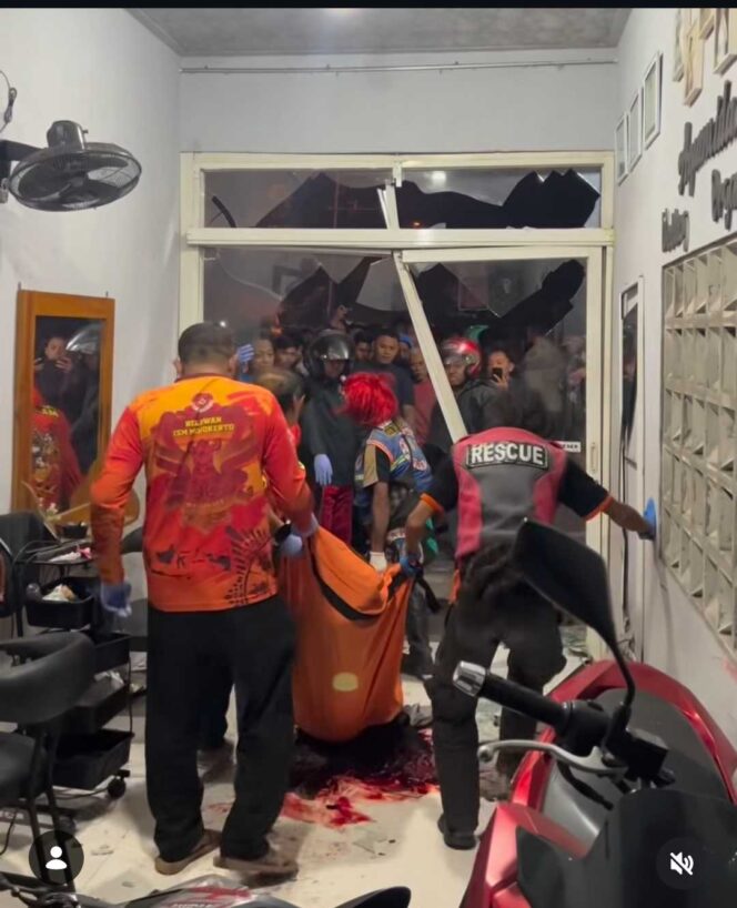 
					Petugad melakukan evekuasi korban meninggal dunia di sebuah Salon kecantikan di Kintelan, Puri, Mojokerto, dalam kecelakaan tunggal, Minggu dini haru, 12 Juli 2026. Foto: instagram@ruangkabarpublik
