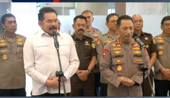 
					Pasca Penggeledahan Jampidsus, Kapolri Lakukan Pertemuan Tertutup dengan Jaksa Agung ST Burhanuddin