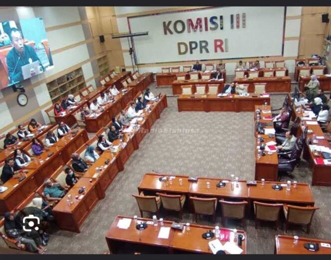 
					Komisi III DPR RI melakukan rapat dengar perndapat, Senin 13 Juli 2016, dalam penanganan kasus hukum pembakaran tiga santri di Lombok Tengah yang terjadi 4 November 2026. Foto: ist