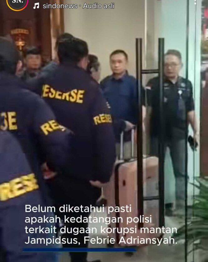 
					Tim penyidik Mabes Polri  datang ke Kejaksaan Agung, serahkan bukti dokumentasi dan administrasi kasus mantan Jampidsus di gedung bundar Kejaksaan Agung, Selasa 14 Juli 2026. Foto: ist