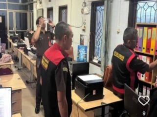 Tim BPK Kaltim melakukan penggeledahan dokumen di Dinas Pendidikan kabupaten Kutai Kartanegara. Foto: instagram@sorot_kaltim
