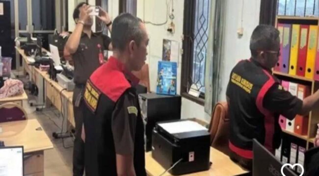 Tim BPK Kaltim melakukan penggeledahan dokumen di Dinas Pendidikan kabupaten Kutai Kartanegara. Foto: instagram@sorot_kaltim