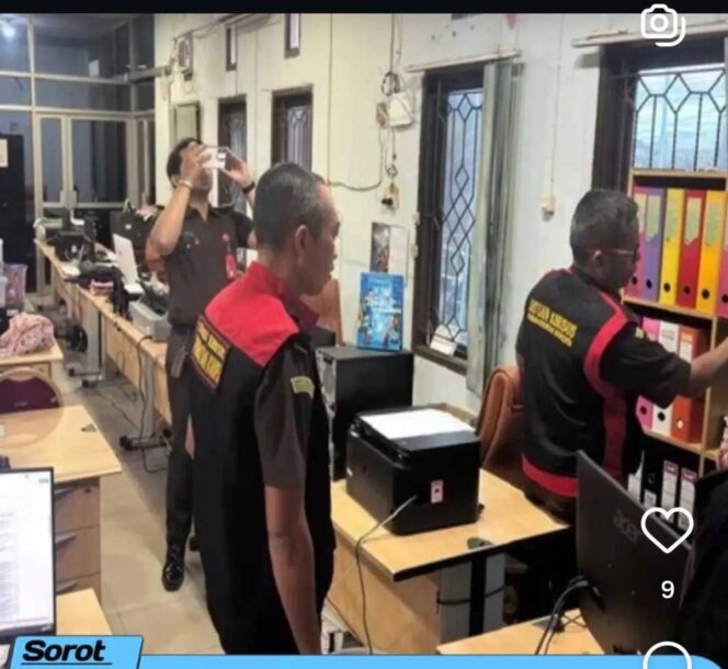 
					Tim BPK Kaltim melakukan penggeledahan dokumen di Dinas Pendidikan kabupaten Kutai Kartanegara. Foto: instagram@sorot_kaltim