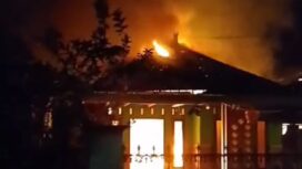 Terjadi kebakaran menimpa sebuah bangunan toko sembako di Dusun Johowinong, Desa Johowinong, Kecamatan Mojoagung, Kabupaten Jombang, Rabu petang, 15 Juli 2016. Foto: dok/ warga