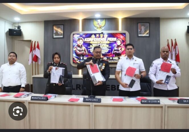 
					Polres Brebes Jawa Rengah menahan sembilan guru yang terlibat penggunaan presensi daring ilelgal. Sekurang ada 3000 guru dan ASN di Brebes menggunakan presensi ilegal, seolah ada di tempat padahal tidak sedang bekerja. Foto: ist