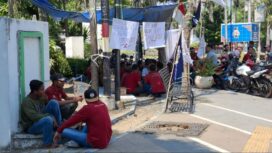 Sekitar 50 orang perwakilan 1000 karyawan korban PHK PT SGS, lakukan aksi unjuk rasa di kantor Disnaker Jombang, Jumat 17 Juli 2026. Foto: ist