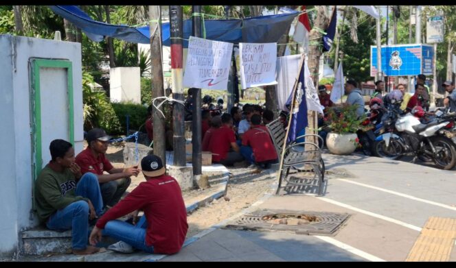 
					Sekitar 50 orang perwakilan 1000 karyawan korban PHK PT SGS, lakukan aksi unjuk rasa di kantor Disnaker Jombang, Jumat 17 Juli 2026. Foto: ist