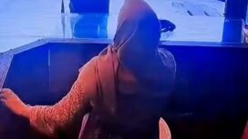Mengenakan helm ketat, jaket hotam pria bersenjata api laras panjang ini merampok toko emes di Tapaktuan, Aceh Selatan, Sabtu 18 Juli 2026. Foto: instagram@reset.feed