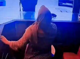 Mengenakan helm ketat, jaket hotam pria bersenjata api laras panjang ini merampok toko emes di Tapaktuan, Aceh Selatan, Sabtu 18 Juli 2026. Foto: instagram@reset.feed