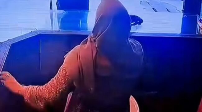 Mengenakan helm ketat, jaket hotam pria bersenjata api laras panjang ini merampok toko emes di Tapaktuan, Aceh Selatan, Sabtu 18 Juli 2026. Foto: instagram@reset.feed
