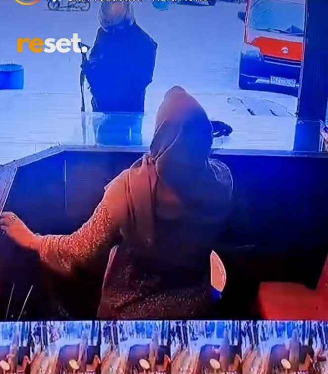 
					Mengenakan helm ketat, jaket hotam pria bersenjata api laras panjang ini merampok toko emes di Tapaktuan, Aceh Selatan, Sabtu 18 Juli 2026. Foto: instagram@reset.feed