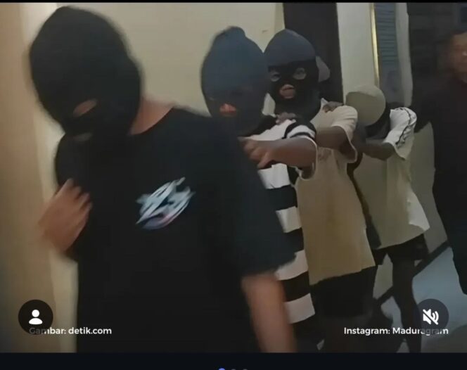 
					Polisi Polres Sampang terus bergeral untul meringkus 27 terduga pelaku perundungasn.remaja putri 15 tshun, hingga Senin 20 Juli 2026, sudah 17 terduga ditangkap. Foto: instagram@ sampang update