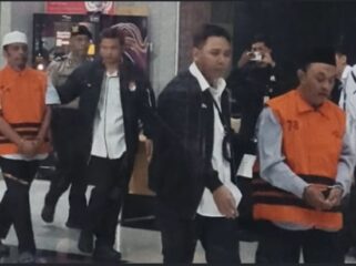 Tenang tetapi pasti KPK melanjutkan kasus hibah pemprov Jatim, sekitar Rp 6 triliun. Kini kaki tangan Anwar Sadst, dulu anggota DPRD Pemprov Jatim, kini masih tetap duduk di DPR RI dsri Gerindra yang harus bertanggung jawab atas dana hibah pemprov Jatim senilai Rp2 triliun. Foto: ist