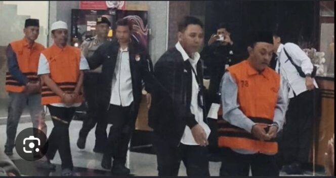 
					Tenang tetapi pasti KPK melanjutkan kasus hibah pemprov Jatim, sekitar Rp 6 triliun. Kini kaki tangan Anwar Sadst, dulu anggota DPRD Pemprov Jatim, kini masih tetap duduk di DPR RI dsri Gerindra yang harus bertanggung jawab atas dana hibah pemprov Jatim senilai Rp2 triliun. Foto: ist