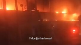 Pabarik pakan ternak skala menengah di kecamatan Mojowarno, Jombang ludes tetbajar, Jumat sore 24 Juli 2026. Foto: instagran@jombanginformasi_