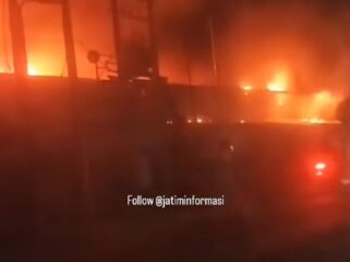 Pabarik pakan ternak skala menengah di kecamatan Mojowarno, Jombang ludes tetbajar, Jumat sore 24 Juli 2026. Foto: instagran@jombanginformasi_