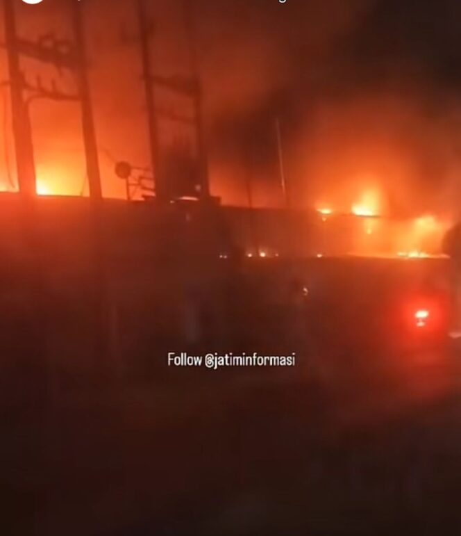 
					Pabarik pakan ternak skala menengah di kecamatan Mojowarno, Jombang ludes tetbajar, Jumat sore 24 Juli 2026. Foto: instagran@jombanginformasi_