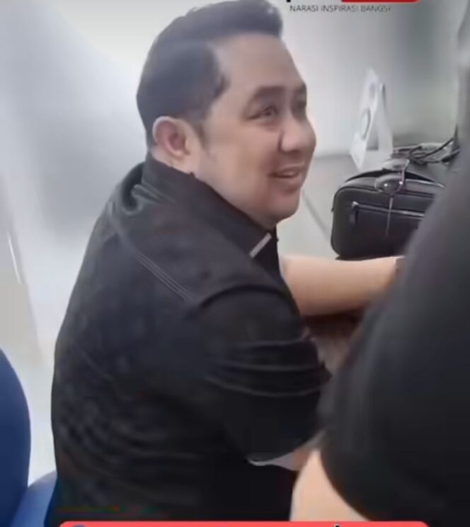 
					Tim Tabur bekerja dengan tim SIRI Kejkasaan berhasil meringkus Asep Jamakuddin, DPO kasus penipuan jamaah dan umrah Pontianak, berhasil diringkus di kantor BCA Jakarta, Kamis, 23 Juli 2026. Foto: instagram@pantaukalbar