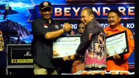 BPBD Jombang di tengah suasana serba terbatas, akan tetapi tetap mengukir prestasi besar, tampil sebagai juara I dalam lomba dan kompetisi Resilient Marathon dan Penanggulangan Kebencanaan Jatim 2026. Kalaksa BKBD Jombang, (Kiri) Wiku Birawa Felipe Diaz Quintas, S.STP., M.Si, menerima piagam penghargaan sebagai Juara I Jawa Timur, di Pacitan, 20-24 Juli 2026. Foto: ist