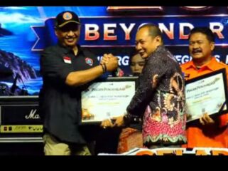 BPBD Jombang di tengah suasana serba terbatas, akan tetapi tetap mengukir prestasi besar, tampil sebagai juara I dalam lomba dan kompetisi Resilient Marathon dan Penanggulangan Kebencanaan Jatim 2026. Kalaksa BKBD Jombang, (Kiri) Wiku Birawa Felipe Diaz Quintas, S.STP., M.Si, menerima piagam penghargaan sebagai Juara I Jawa Timur, di Pacitan, 20-24 Juli 2026. Foto: ist