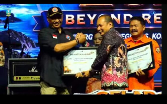 
					BPBD Jombang di tengah suasana serba terbatas, akan tetapi tetap mengukir prestasi besar, tampil sebagai juara I dalam lomba dan kompetisi Resilient Marathon dan Penanggulangan Kebencanaan Jatim 2026. Kalaksa BKBD Jombang, (Kiri) Wiku Birawa Felipe Diaz Quintas, S.STP., M.Si, menerima piagam penghargaan sebagai Juara I Jawa Timur, di Pacitan, 20-24 Juli 2026. Foto: ist