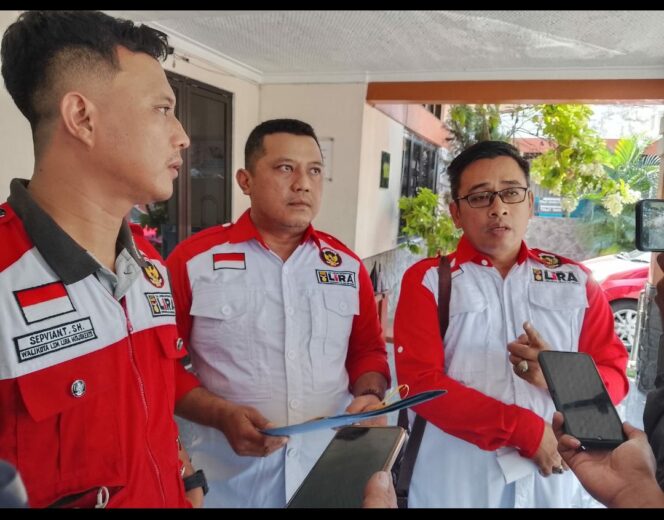 
					Tim pengurus LSM Lumbung Informasi Rakyat (Lira) Mojokerto datangi kembali kantor Kejaksaan Jombang. Foto: ist