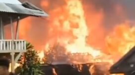 Terbakar hrbat kampung adat Kasepuhan Ciptamulya, tepatnya RT 05 dan RT 07 RW 02, Desa Sirnaresmi, Kecamatan Cisolok, Kabupaten Sukabumi, Jawa Barat, pada Sabtu, 25 Juli 2026, sekitar pukul 13.00 hingga 14.00 WIB. Foto: ist