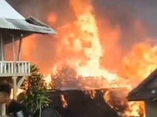 Terbakar hrbat kampung adat Kasepuhan Ciptamulya, tepatnya RT 05 dan RT 07 RW 02, Desa Sirnaresmi, Kecamatan Cisolok, Kabupaten Sukabumi, Jawa Barat, pada Sabtu, 25 Juli 2026, sekitar pukul 13.00 hingga 14.00 WIB. Foto: ist